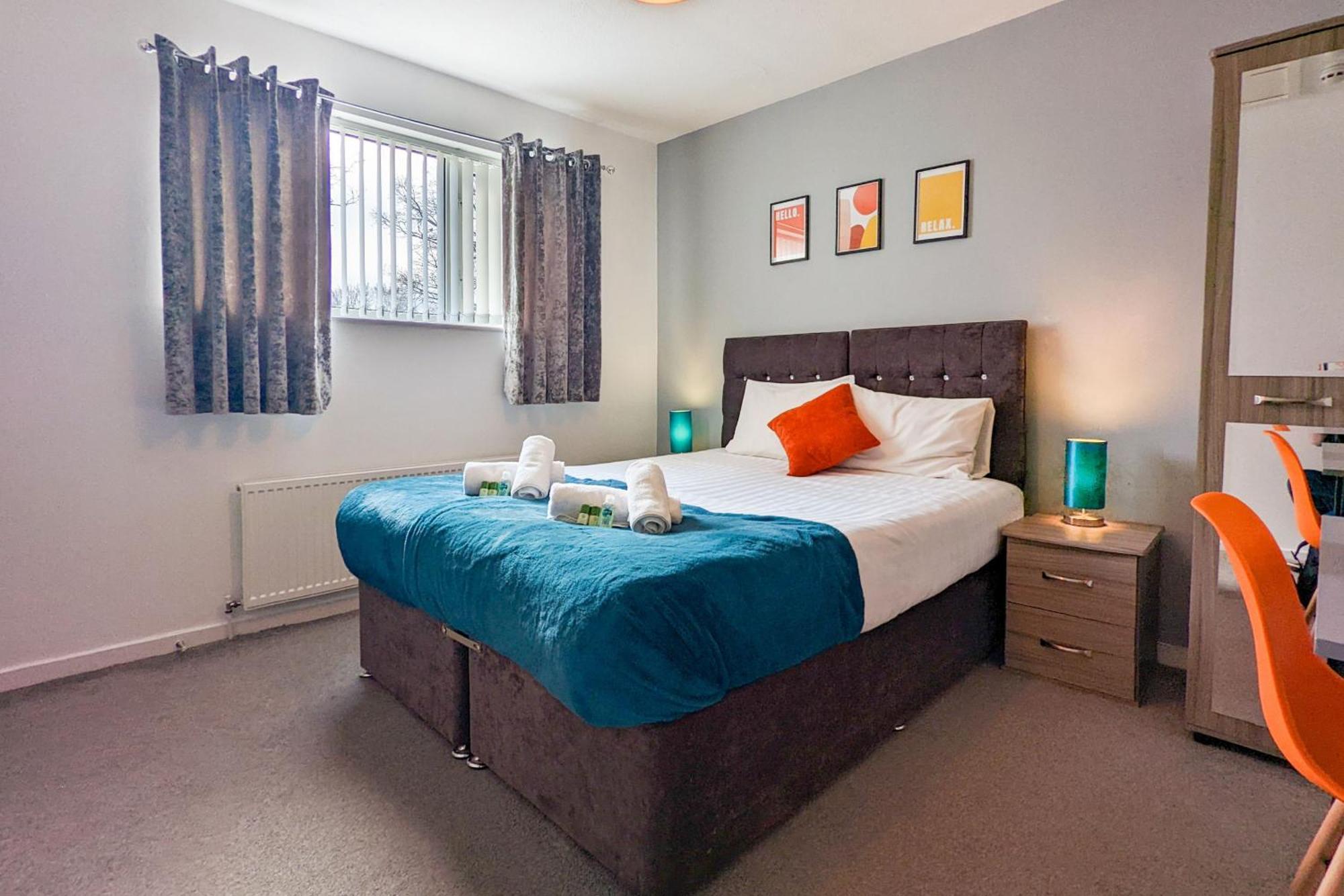 5-Bedroom Contractor House With 10 Beds Free Parking And Free Wifi - Outfield Homes By Your Lettings Short Lets & Serviced Accommodation Peterborough Exteriör bild