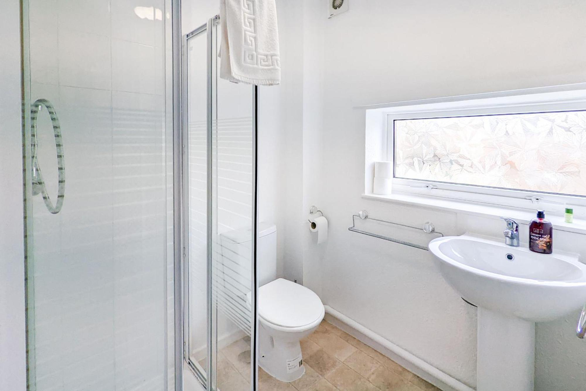 5-Bedroom Contractor House With 10 Beds Free Parking And Free Wifi - Outfield Homes By Your Lettings Short Lets & Serviced Accommodation Peterborough Exteriör bild