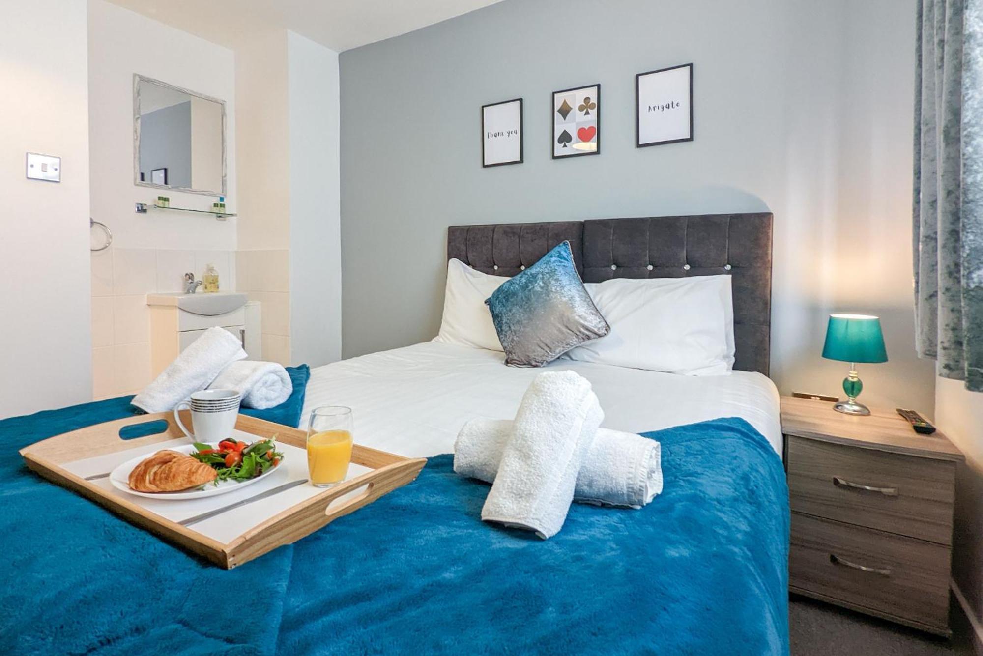 5-Bedroom Contractor House With 10 Beds Free Parking And Free Wifi - Outfield Homes By Your Lettings Short Lets & Serviced Accommodation Peterborough Exteriör bild