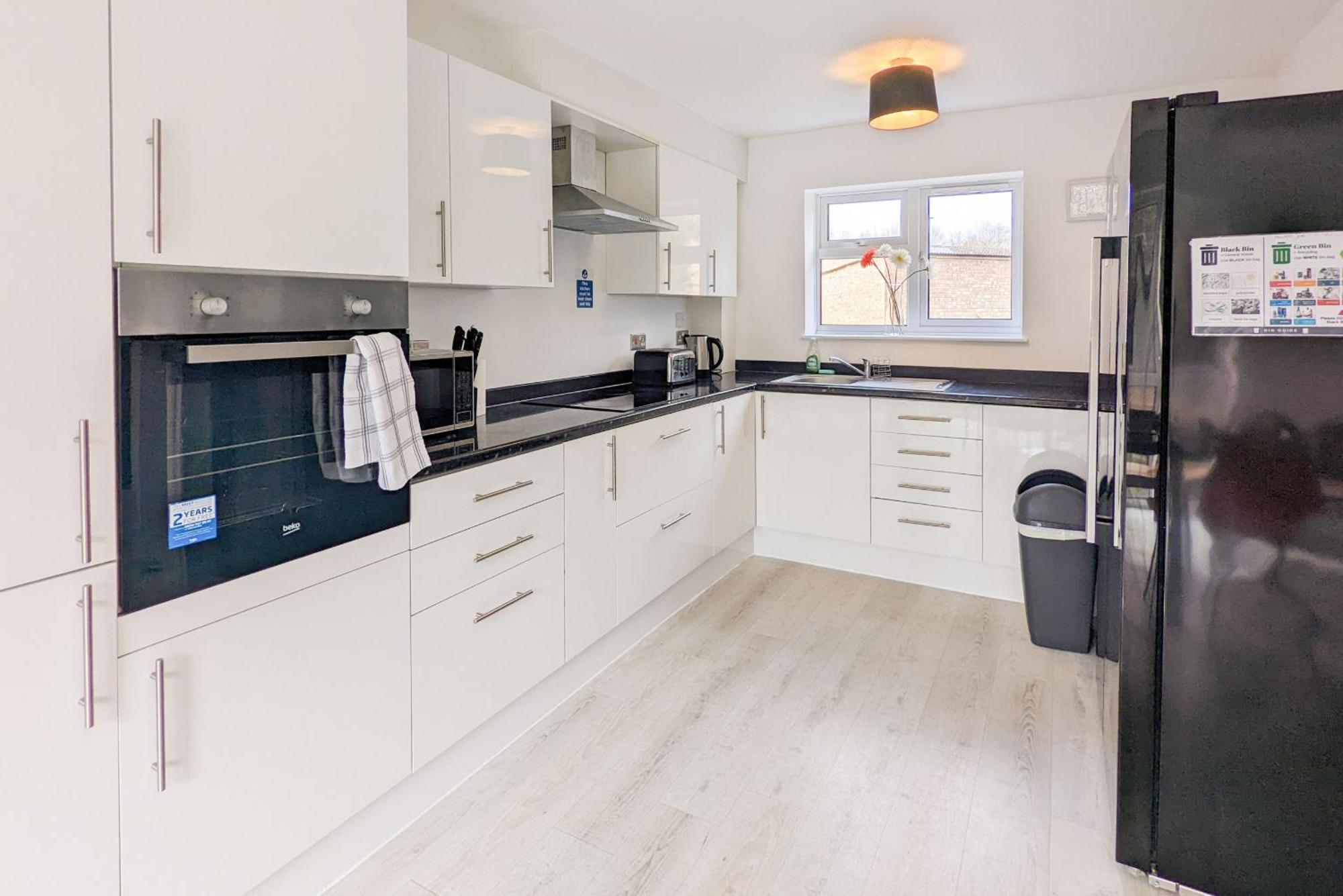 5-Bedroom Contractor House With 10 Beds Free Parking And Free Wifi - Outfield Homes By Your Lettings Short Lets & Serviced Accommodation Peterborough Exteriör bild