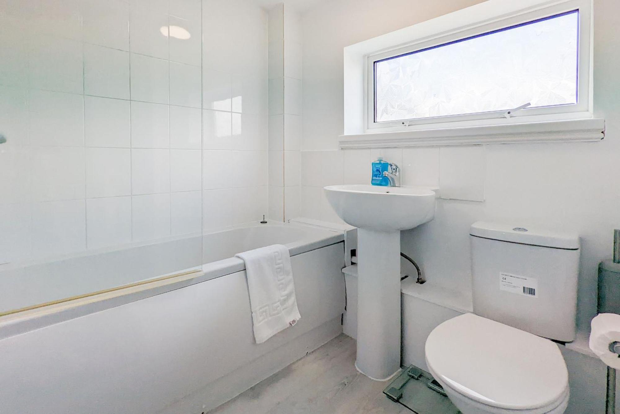5-Bedroom Contractor House With 10 Beds Free Parking And Free Wifi - Outfield Homes By Your Lettings Short Lets & Serviced Accommodation Peterborough Exteriör bild