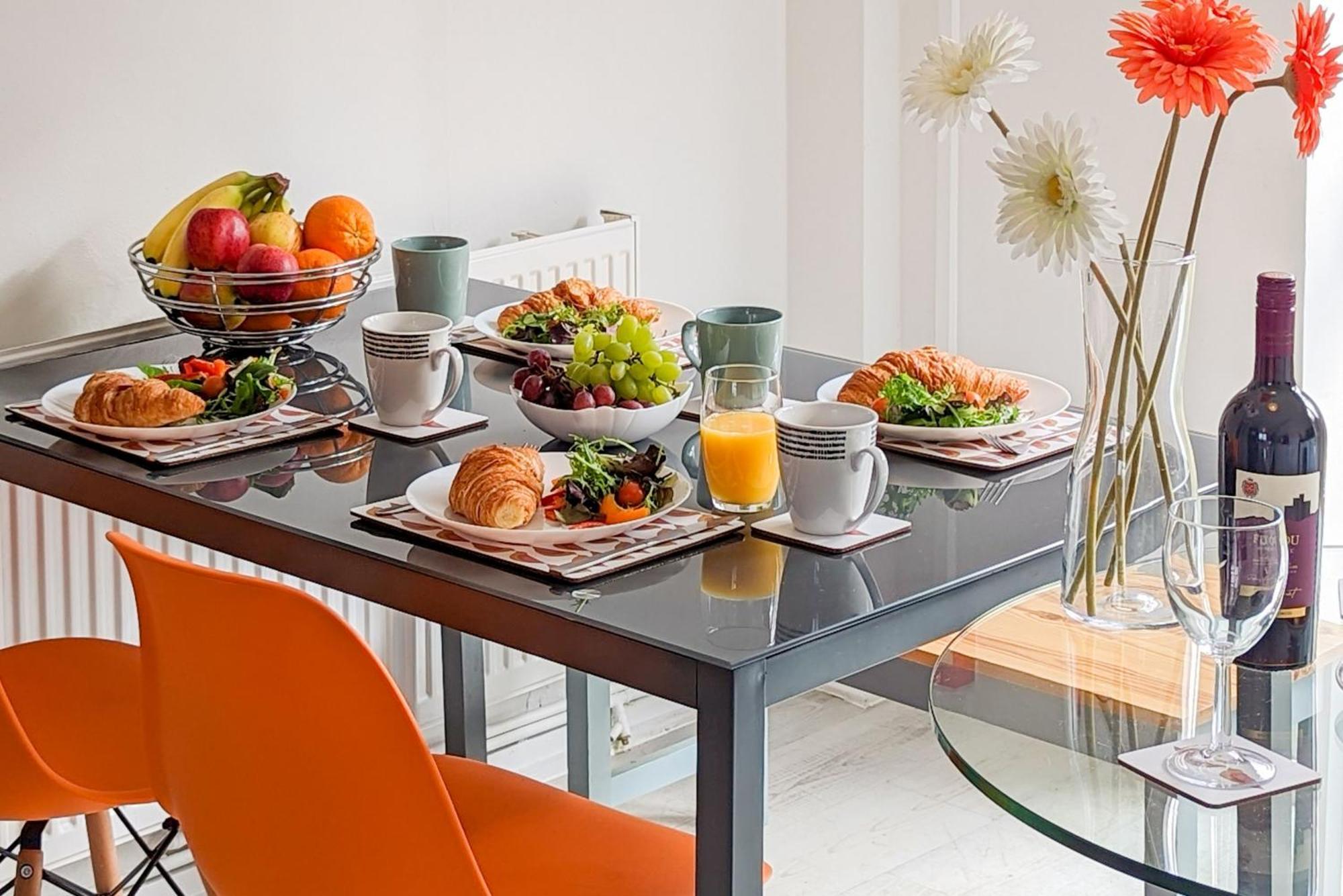5-Bedroom Contractor House With 10 Beds Free Parking And Free Wifi - Outfield Homes By Your Lettings Short Lets & Serviced Accommodation Peterborough Exteriör bild