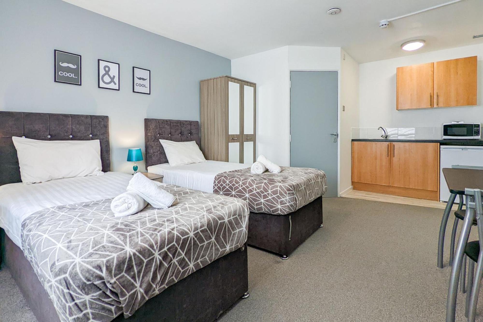 5-Bedroom Contractor House With 10 Beds Free Parking And Free Wifi - Outfield Homes By Your Lettings Short Lets & Serviced Accommodation Peterborough Exteriör bild