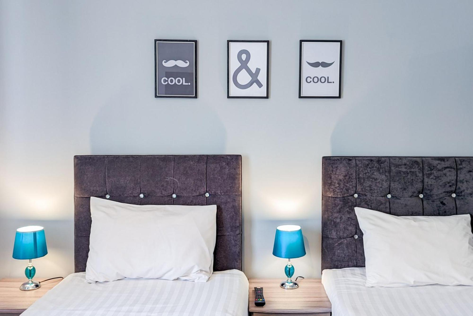 5-Bedroom Contractor House With 10 Beds Free Parking And Free Wifi - Outfield Homes By Your Lettings Short Lets & Serviced Accommodation Peterborough Exteriör bild