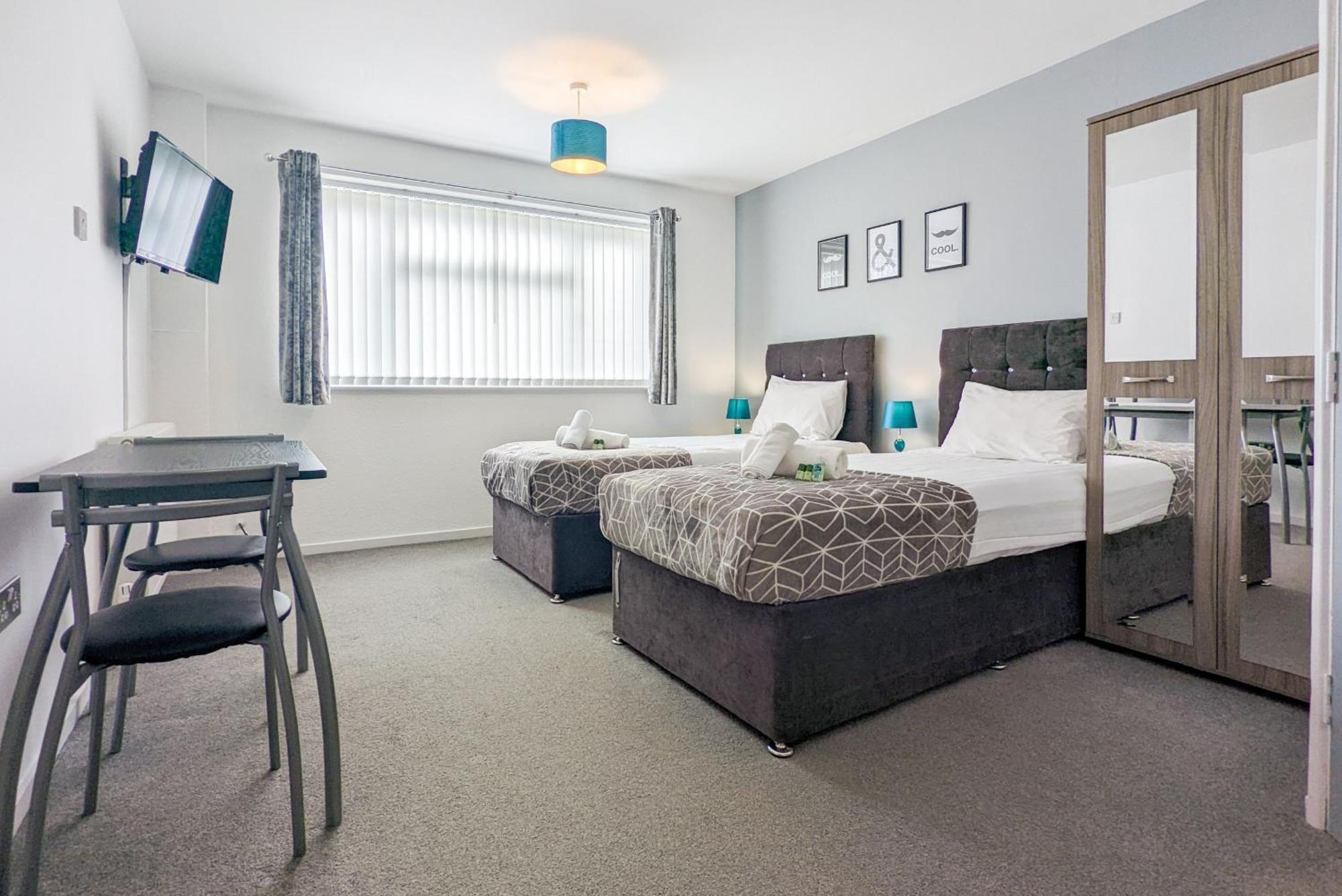 5-Bedroom Contractor House With 10 Beds Free Parking And Free Wifi - Outfield Homes By Your Lettings Short Lets & Serviced Accommodation Peterborough Exteriör bild